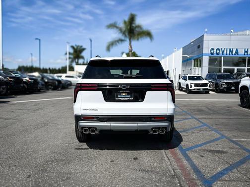 Summit White 2026 Chevrolet Traverse LT