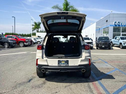 Iridescent Pearl Tricoat 2026 Chevrolet Trailblazer RS