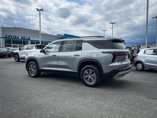 Sterling Gray Metallic 2026 Chevrolet Traverse LT