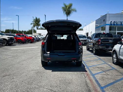 Mosaic Black Metallic 2023 Chevrolet Traverse LT Cloth
