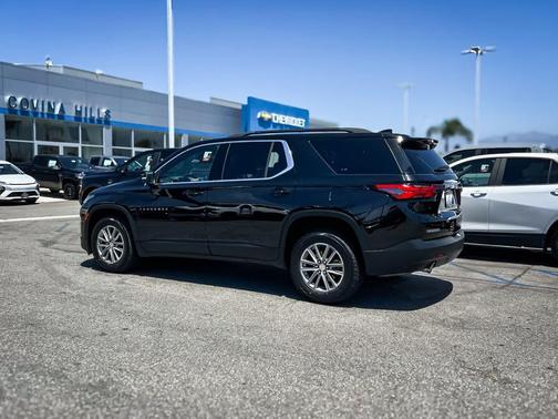 Mosaic Black Metallic 2023 Chevrolet Traverse LT Cloth