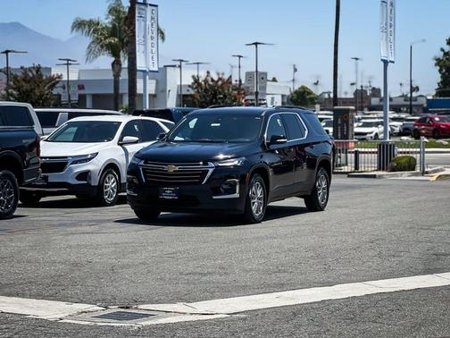 Mosaic Black Metallic 2023 Chevrolet Traverse LT Cloth