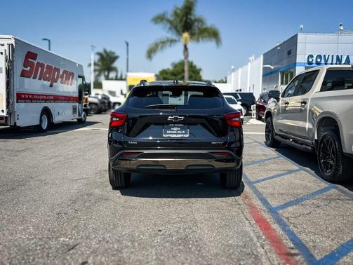 Mosaic Black Metallic 2026 Chevrolet Trax FWD ACTIV