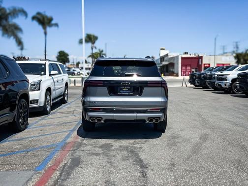 Sterling Gray Metallic 2026 Chevrolet Traverse LT