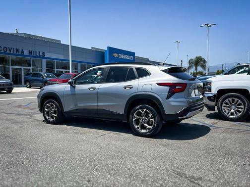Sterling Gray Metallic 2025 Chevrolet Trax LT
