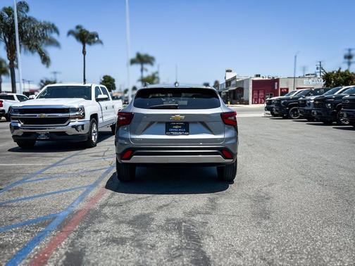 Sterling Gray Metallic 2025 Chevrolet Trax LT