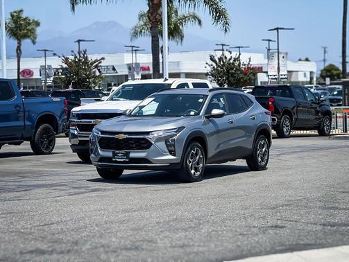 Sterling Gray Metallic 2025 Chevrolet Trax LT