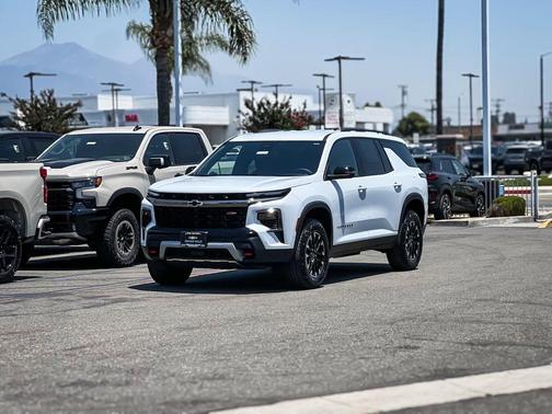 Polar White Tricoat 2026 Chevrolet Traverse AWD Z71