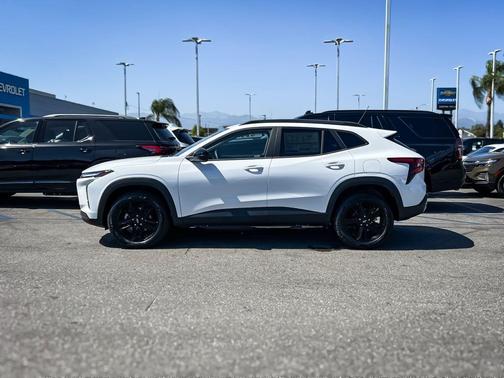 Summit White 2026 Chevrolet Trax FWD ACTIV