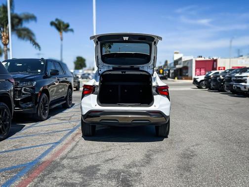 Summit White 2026 Chevrolet Trax FWD ACTIV