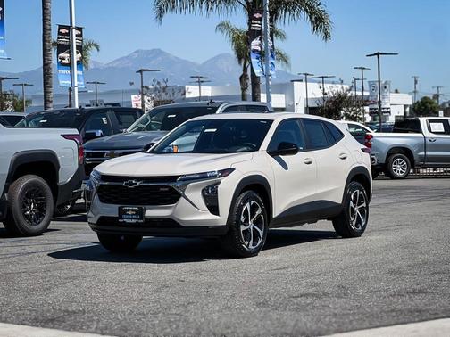 Summit White 2026 Chevrolet Trax FWD 1RS