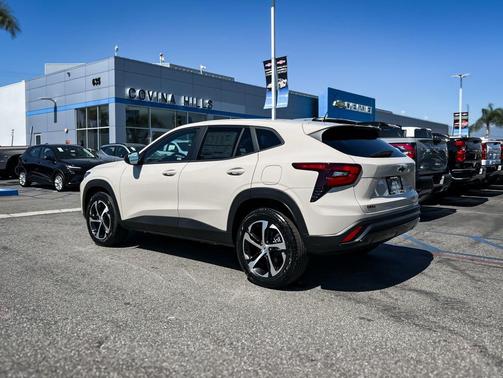 Summit White 2026 Chevrolet Trax FWD 1RS