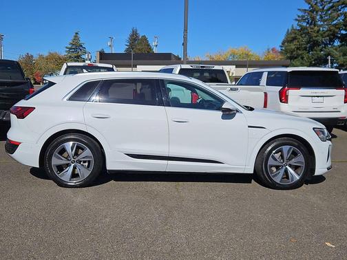 Glacier White Metallic 2024 Audi Q8 e-tron Premium Plus