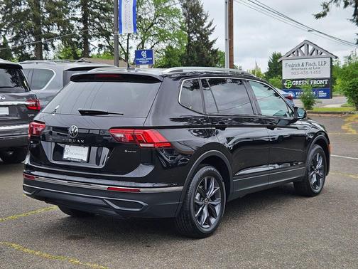 Deep Black Pearl 2024 Volkswagen Tiguan 2.0T SE 4MOTION
