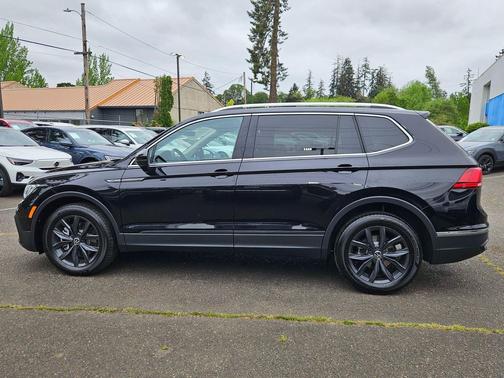 Deep Black Pearl 2024 Volkswagen Tiguan 2.0T SE 4MOTION