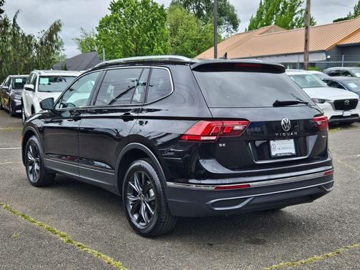 Deep Black Pearl 2024 Volkswagen Tiguan 2.0T SE 4MOTION