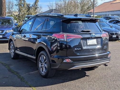 2017 Toyota RAV4 Hybrid SE