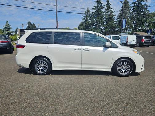 2018 Toyota Sienna XLE