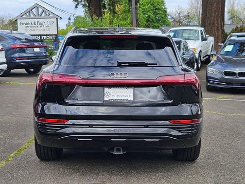 Mythos Black Metallic 2024 Audi Q8 e-tron Premium Plus