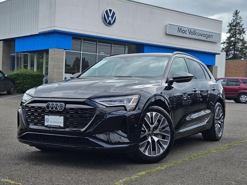 Mythos Black Metallic 2024 Audi Q8 e-tron Premium Plus