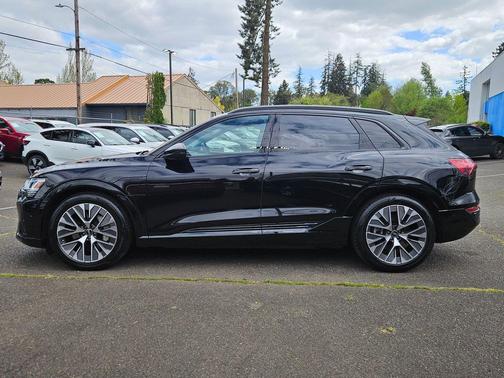 Mythos Black Metallic 2024 Audi Q8 e-tron Premium Plus