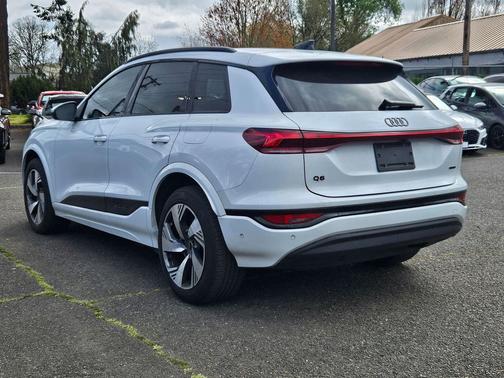 Glacier White Metallic 2025 Audi Q6 e-tron Premium Plus quattro