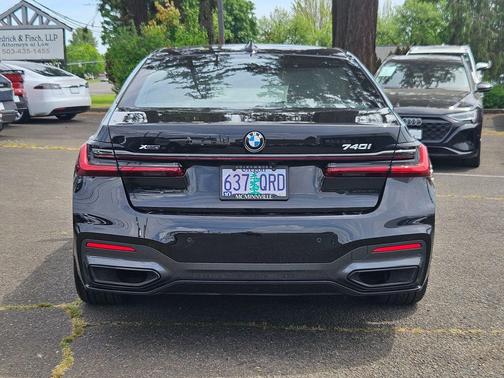 Black Sapphire Metallic 2022 BMW 740 i xDrive
