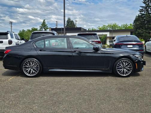 Black Sapphire Metallic 2022 BMW 740 i xDrive