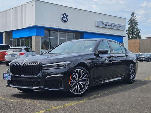 Black Sapphire Metallic 2022 BMW 740 i xDrive