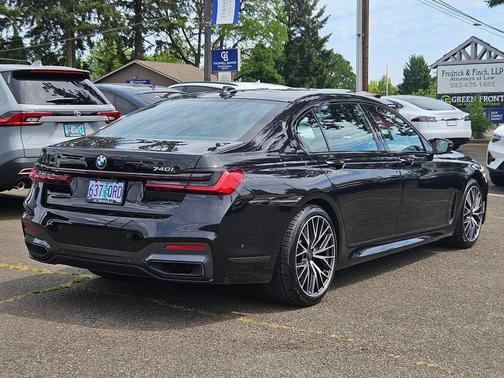 Black Sapphire Metallic 2022 BMW 740 i xDrive