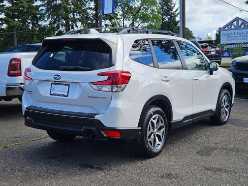 Crystal White Pearl 2022 Subaru Forester Premium
