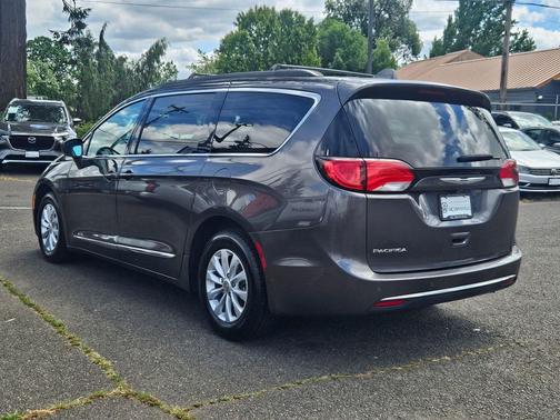 Granite Crystal Metallic Clearcoat 2017 Chrysler Pacifica Touring-L