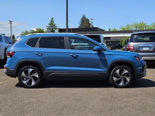 Monterey Blue Pearl 2026 Volkswagen Taos SE