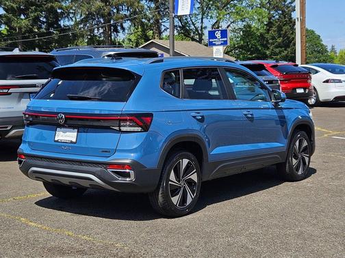 Monterey Blue Pearl 2026 Volkswagen Taos SE