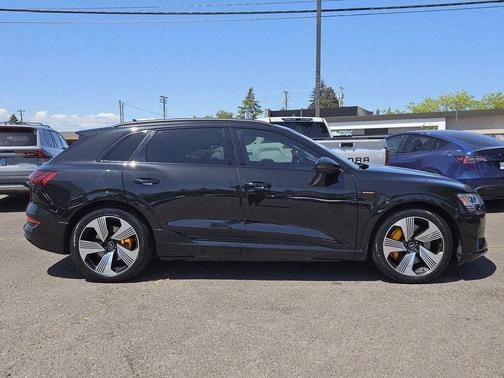 Mythos Black Metallic 2023 Audi e-tron Premium Plus quattro