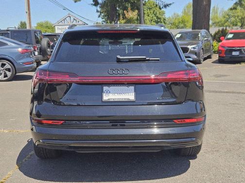 Mythos Black Metallic 2023 Audi e-tron Premium Plus quattro