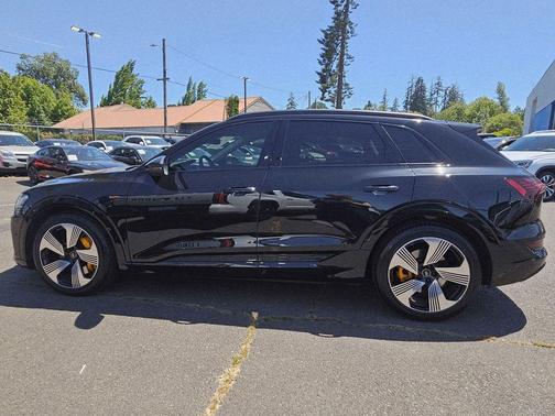 Mythos Black Metallic 2023 Audi e-tron Premium Plus quattro