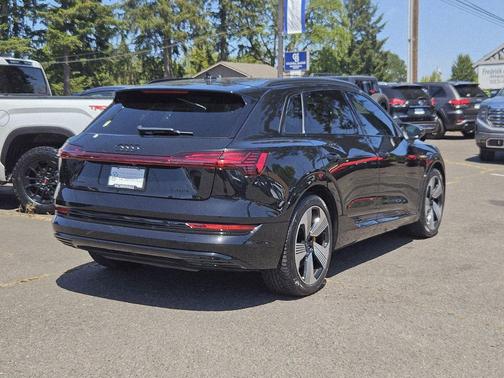 Mythos Black Metallic 2023 Audi e-tron Premium Plus quattro