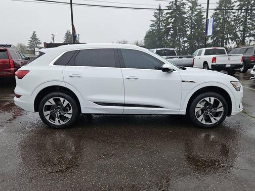 2022 Audi e-tron Premium Plus