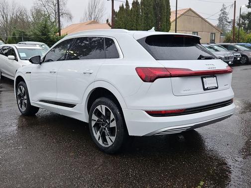 2022 Audi e-tron Premium Plus