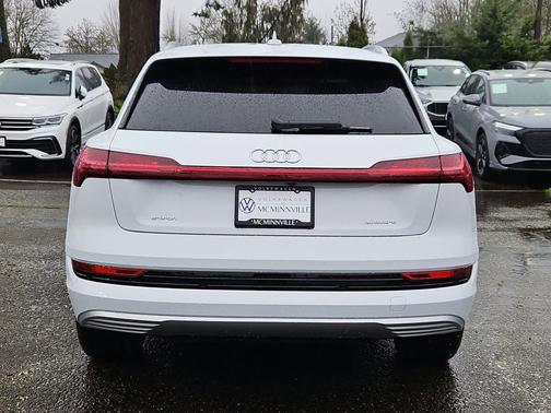 2022 Audi e-tron Premium Plus