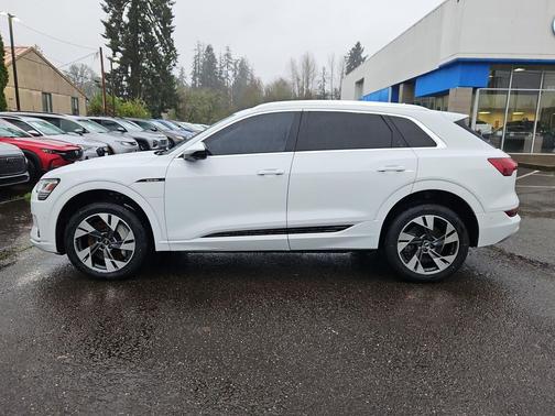 2022 Audi e-tron Premium Plus