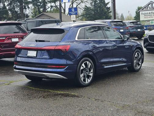 Navarra Blue Metallic 2022 Audi e-tron Premium