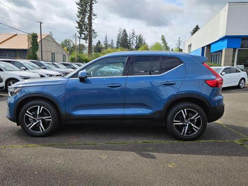 Blue 2024 Volvo XC40 B5 Core Bright Theme