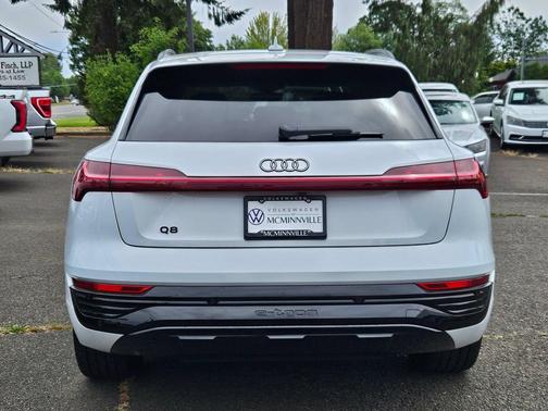 Glacier White Metallic 2024 Audi Q8 e-tron Premium Plus