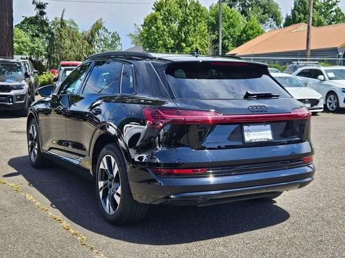 Mythos Black Metallic 2023 Audi e-tron Premium quattro