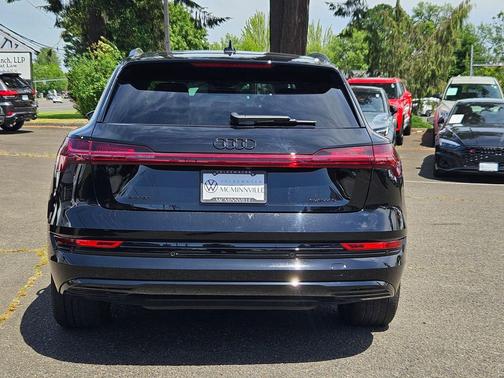 Mythos Black Metallic 2023 Audi e-tron Premium quattro