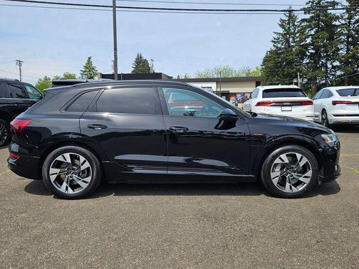 Mythos Black Metallic 2023 Audi e-tron Premium quattro