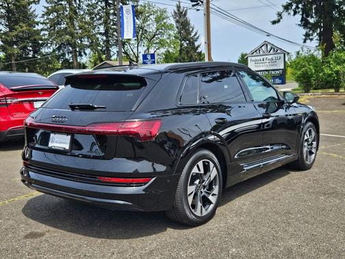 Mythos Black Metallic 2023 Audi e-tron Premium quattro