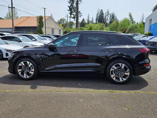 Mythos Black Metallic 2023 Audi e-tron Premium quattro